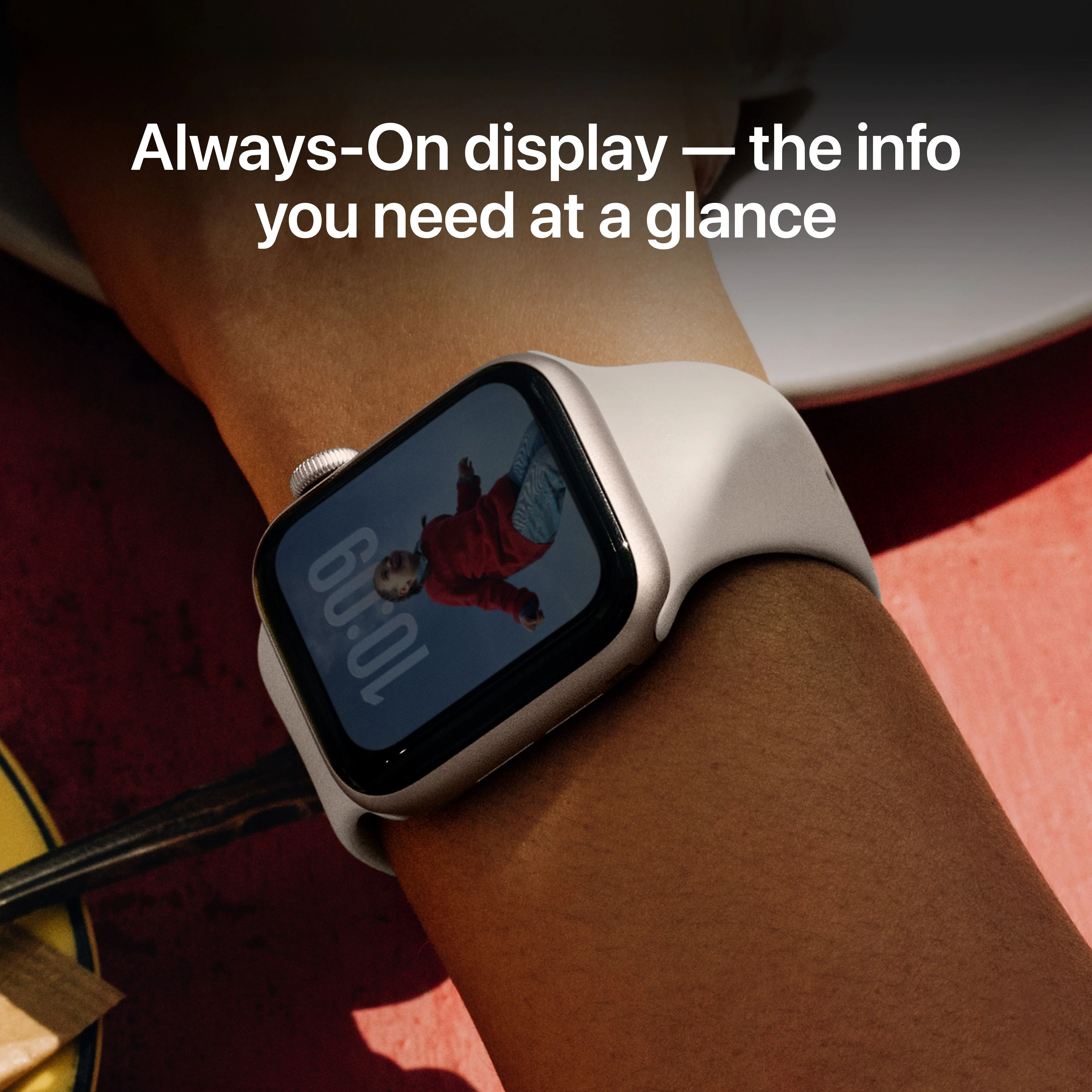 Apple Watch SE 3 GPS + Cellular 40mm Starlight Aluminium Case with Starlight Sport Band - S/M - Image 5