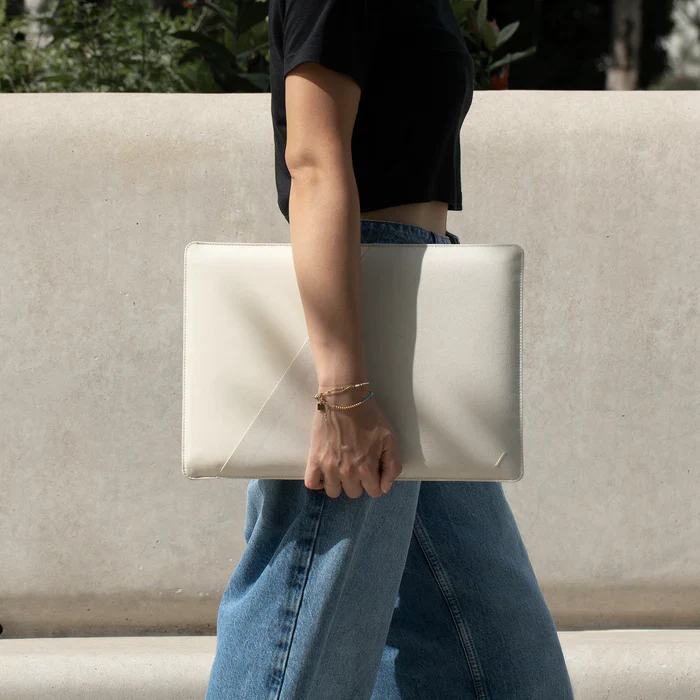 Native Union Stow Slim Mappe til MacBook 16"/15" - Sandstone - Image 6